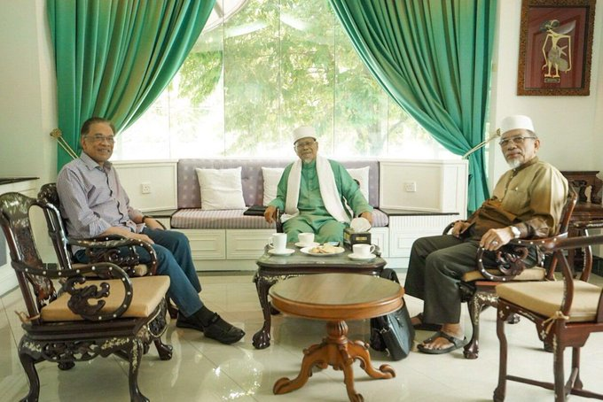 ChuNirmala's tweet photo. Dua tokoh pimpinan Penasihat #Amanah berjumpa dengan #AnwarIbrahim di pejabatnya semalam bagi membincangkan pengukuhan gabungan #PakatanHarapan.
#Politik #PHPlus #Malaysia https://t.co/MT3tIuYoRl