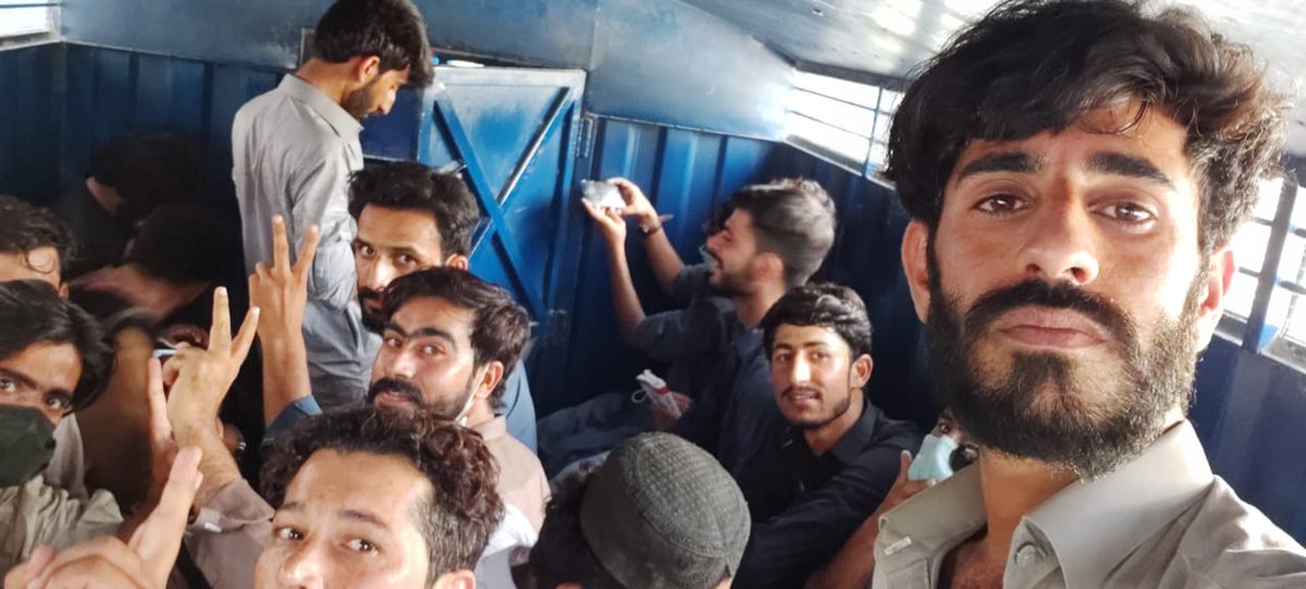 JhalMagsiOnline's tweet photo. کوئٹہ میں طلباء و طالبات کے پرامن احتجاج پر لاٹھی چارج اور گرفتاریاں قابلِ مذمت ہے طلباء و طالبات اپنے بنیادی حق تعلیم کیلئے سراپا احتجاج ہیں مگر حکومت بلوچستان اس مسئلے کو سنجیدگی سے لینے کی بجائے ان پر امن طلباء و طالبات کو گرفتار کر رہی ہے
#ReleaseStudentsofBalochistan https://t.co/KNsbcCbzKk
