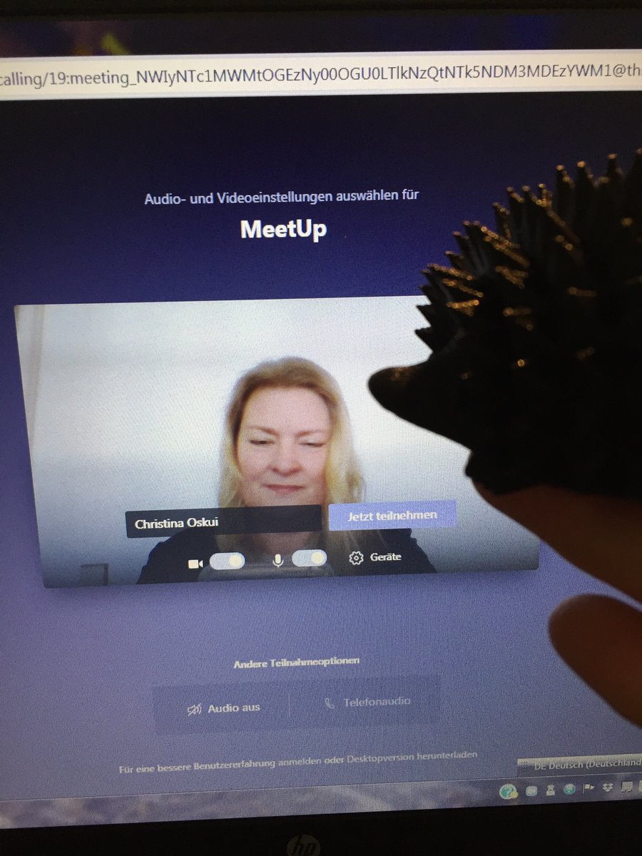 OskuiChristina's tweet photo. In Gedanken bevor der Pitch losging und immer mit dem Gefühl im Nacken, dass hoffentlich die Technik nicht versagt. Moment wieviele haben mir versucht zu sagen, dass ich die Kamera ausschalten soll. 🤔 Hat dann doch noch alles funktioniert. #Cosh2020 #CS20 #PlusPlural #Microsoft https://t.co/cmJtazTrSb