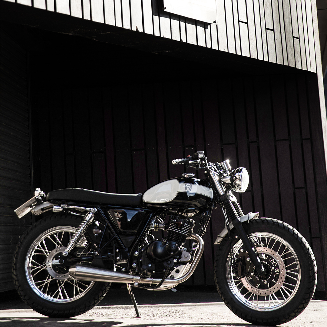 MuttMotorcycles's tweet photo. A bold modern take on the classic Brit-bike style, the Mutt GT-SS boasts a glossy monochrome fuel tank with a 17ltr capacity for longer rides. This grand-touring super-single is available in 125 &amp; 250cc now → https://t.co/NeocBj8usR

#GTSS #muttmotorcycles #mutt #motorcyclesuk https://t.co/rEvDL3XNM1