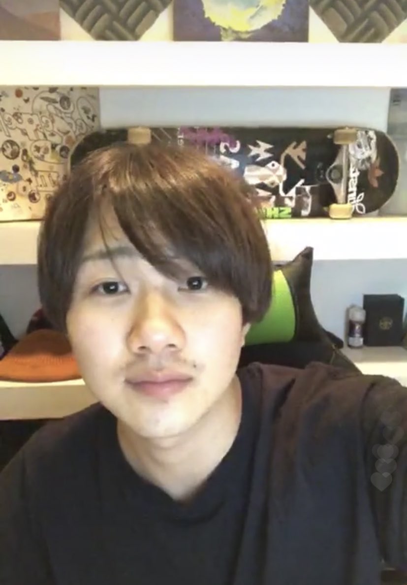 kmr_trm_'s tweet photo. 前髪ありそらなだけで大勝利なのに、終盤それにプラス眠くて気だるそうな表情がドツボすぎて、しかも耳かけとかし始めるもんだから……そしてやっぱり綺麗な手……全てが大優勝……そんな彼が動いて｢きゅんです！｣とかする世界線最高すぎる ハァ〜〜〜万歳！ https://t.co/sEG9DA4ICH