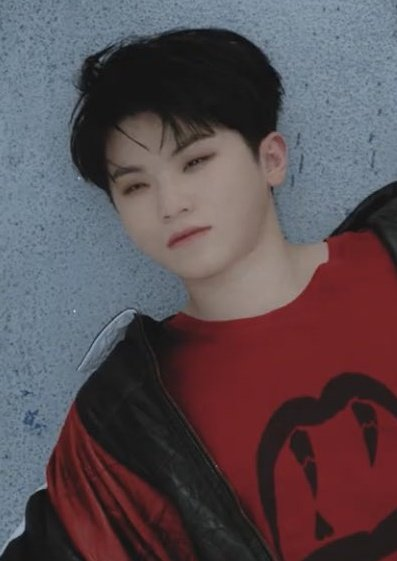 That stare.... we know Jihoon is lowkey still holding a grudge bc Mingyu changed roommates.