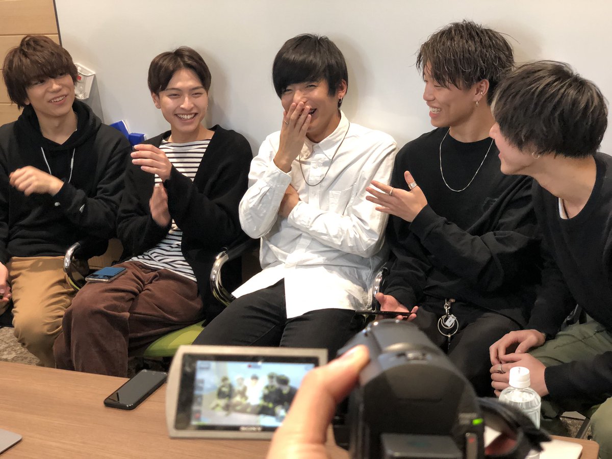 mayo12dkbk's tweet photo. 超ハイレベルなイケメン達と
可愛いファンの子達に
誕生日おめでとうと言われる人生になるとは。

ありがとう👻 https://t.co/3SQ8S8sDJ8