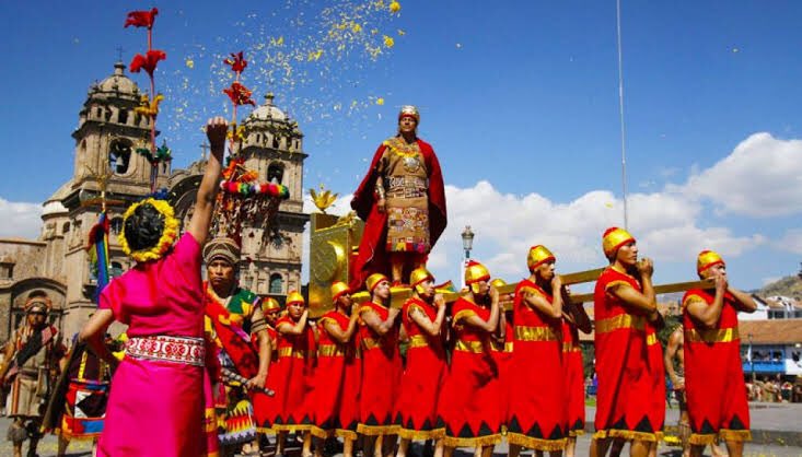Infelizmente uma das mais belas festividades do mundo irá decorrer hoje sem público, o Inti Raymi, festa do sol dos Incas, será transmitida online no FB, instagram e YT da EMUFEC. As 18h haverá um especial da festividade com uma experiência em realidade virtual 360°