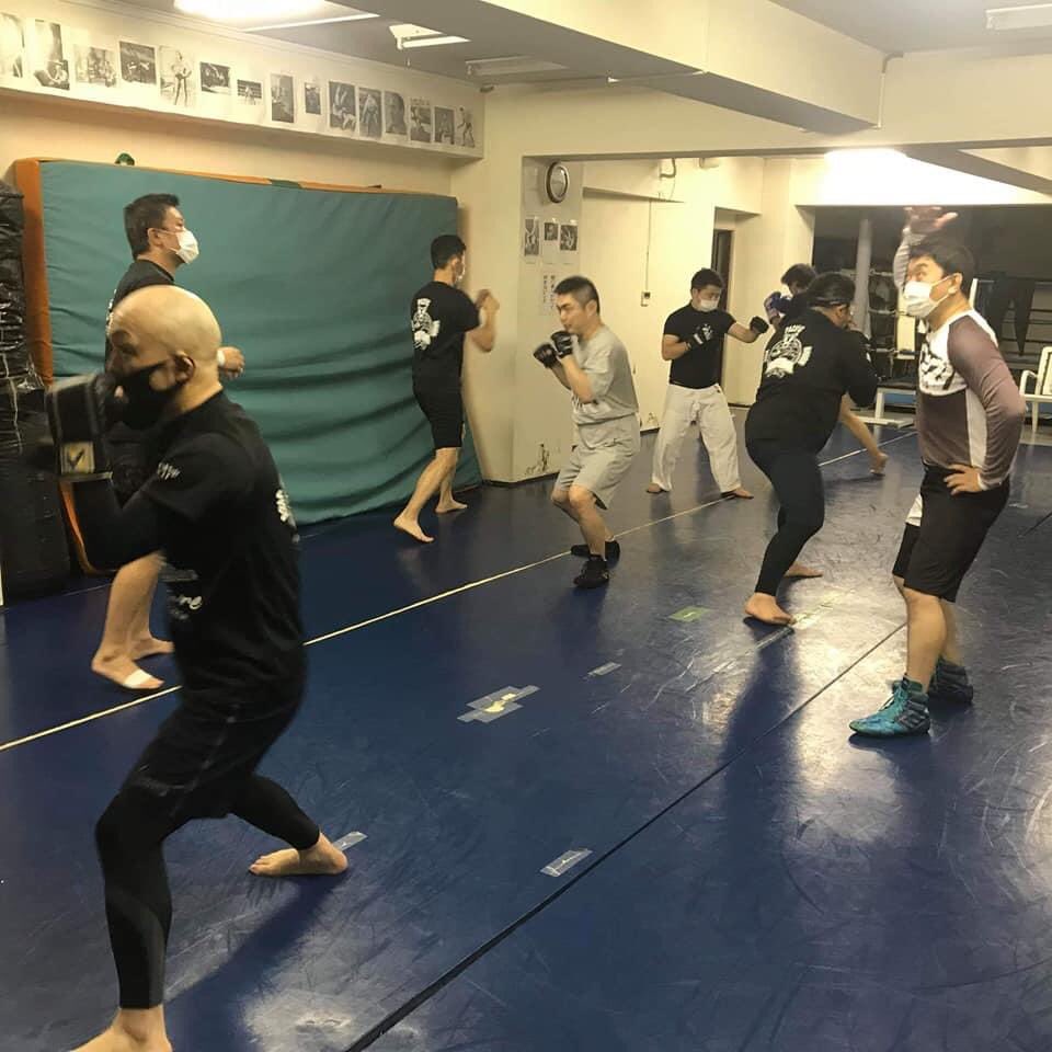 Hideya Tokiyoshi على تويتر 本日水曜日も高円寺スネークピットにて素晴らしい稽古をさせていただきました 通い始めて10ヶ月 パンチの感覚 バランスが桁違いに良くなっています サウスポーで打ってもいい感じがつかめてきました 塩炊きチャンコはご飯が進みすぎて