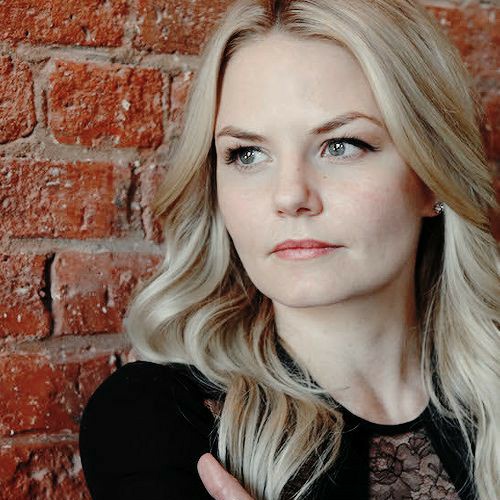Regina Mills bissexual porém está noiva e se casa em oito meses. Emma Swan produtora de eventos, não se apega.
Até que é contratada por Regina para organizar seu casamento. Então o amor pela morena surge sem esperar. 
"No dia do seu casamento, na igreja eu vou entrar correndo..."