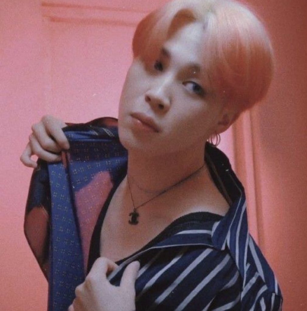 he literally lifted his shirt??!?!