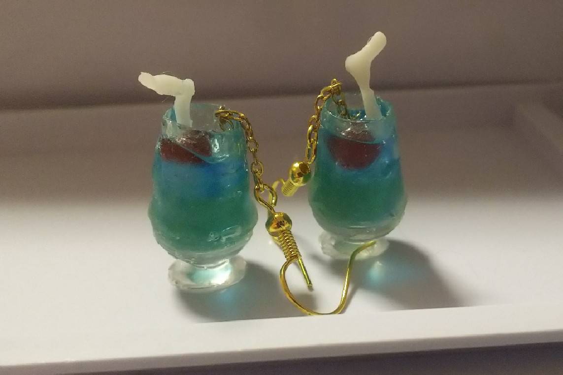 souchan0705's tweet photo. 細部は見ないことを前提に作られた雑な作りのピアス誕生。 遠目で見てね。よくよく見るときったねぇな。 https://t.co/2T7YKCFJAd