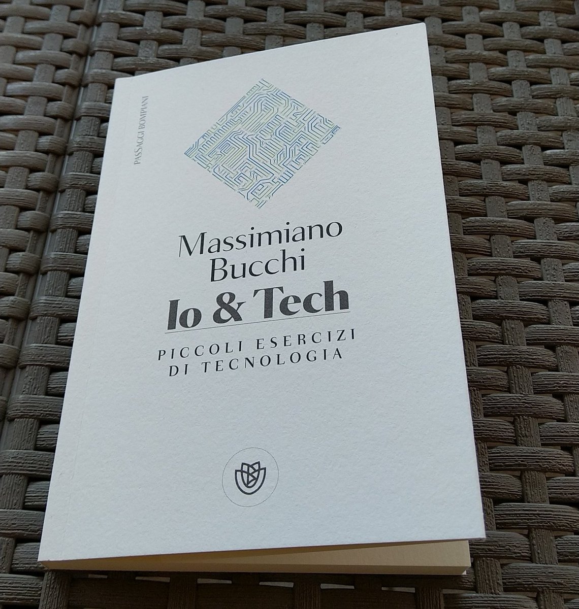 cristinarigutto's tweet photo. #stoleggendo #ioetech. E se il mio #AssistenteGoogle é attento mi suggerirà senz'altro la Trattoria di Nonna Pina 😉.
Grazie @MassiBucchi per questa piacevolissima lettura.
#libriconsigliati #libridaleggere #culturacondivisa https://t.co/E3mce8odxt