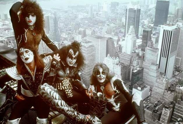 #KISSTORY - June 24, 1976 - #KISS' legendary NYC photo shoot with Barry Levine took place. Photos were taken on streets throughout the city, &amp; in stops at Central Park and the Empire State Building, where one of KISS' most iconic photos ever was taken.
kissonline.com/news?n_id=1302…