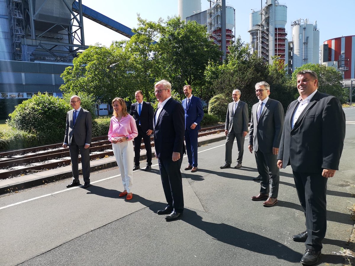 „#Uniper -Standort wird eine Zukunft habe. Wir wollen <a href="/NdsLandesReg/">Niedersächsische Landesregierung</a> dabei unterstützen, @StadtWHV zu einer Energiedrehscheibe an der Jade zu machen und den Wandel hin zu einer umweltfreundlicheren #Energiezukunft zu beschleunigen." <a href="/althusmann/">Bernd Althusmann</a> #Salzgitter #Rhenus #Wasserstoff