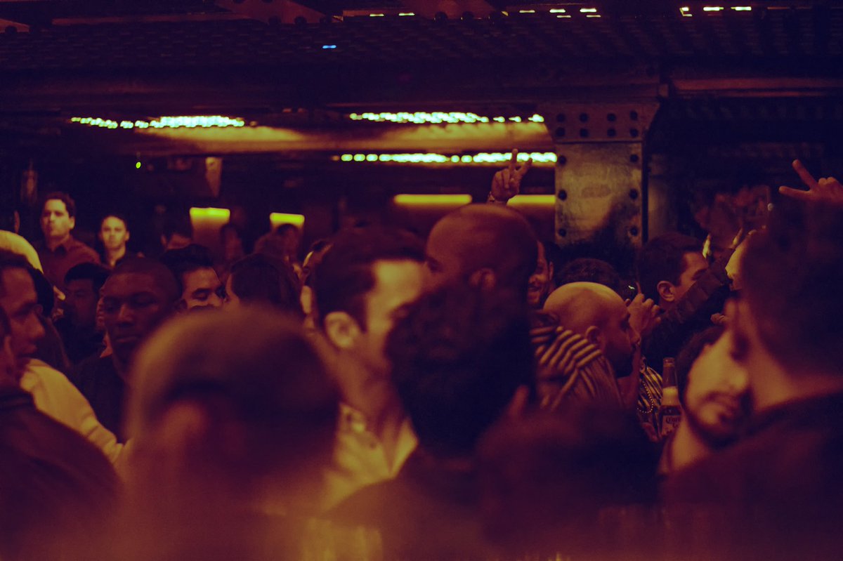 Shades del clubbing 👁‍🗨🎶💥

¡Queremos volver a bailar! 🙌🏼💃🏻🕺🏽

𝖢𝗅𝗎𝖻𝖻𝗂𝗇𝗀 𝖼𝗎𝗅𝗍𝗎𝗋𝖾.©
#AMLocal #Clubbing