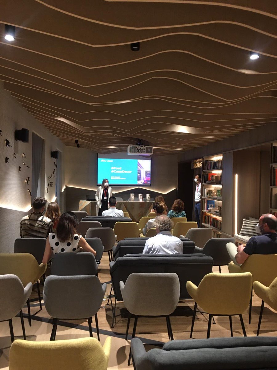 CasaDecor's tweet photo. Hoy @FordSpain ha invitado a un selecto grupo de periodistas a su espacio en #CasaDecor2020, proyectado por @manuelespejome, para presentar el #FordKuga. El evento ha sido realizado con las oportunas medidas de seguridad. #Velázquez21 #CasaDecorSostenible #UsaMascarilla https://t.co/unh80eZAVV