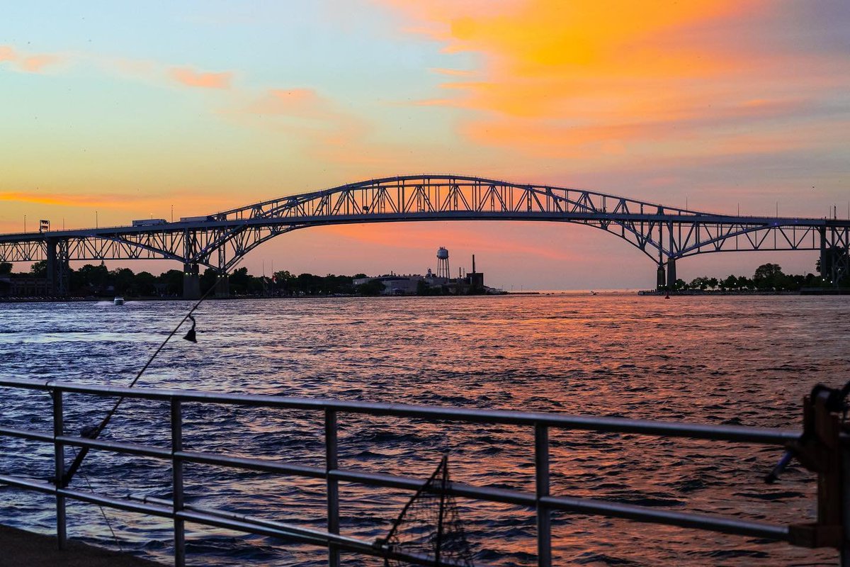 PureMichigan's tweet photo. Bluewater Bridge? More like blue-purple-yellow-orange-red-water bridge! Guess this sunset didn't get the memo. 🌅

📸: Instagram fan ss_sleepover #PureMichigan #porthuron #discovertheblue @discovertheblue https://t.co/cGjdJKra4A