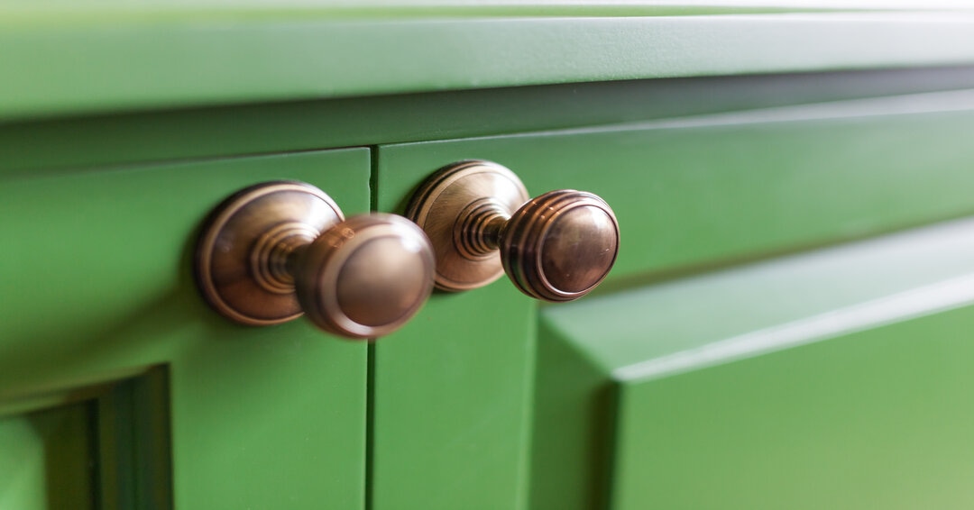 Sometimes taking a chance with a colour can end up being the best decision made on the furniture 💚
🔨
🔨
🔨
🔨
#bespokecabinetry #bespokefurniture #kent #ashford #canterbury #greenfurniture #green #colourful #bright #decisionmaking #furniturecolour #bronze #knobhandles #library