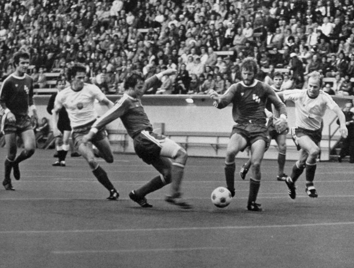 frankmSounders's tweet photo. #OTD 1975 – Seattle hosts USMNT for 1st time, a friendly vs World Cup bronze medalists Poland, before over 13,000 at Memorial. Poles crush USA, 4-0, and Arnie Mausser makes 13 saves. Meanwhile, thousands in line for Pele/Cosmos tickets on east end. https://t.co/aPkgadmpCt