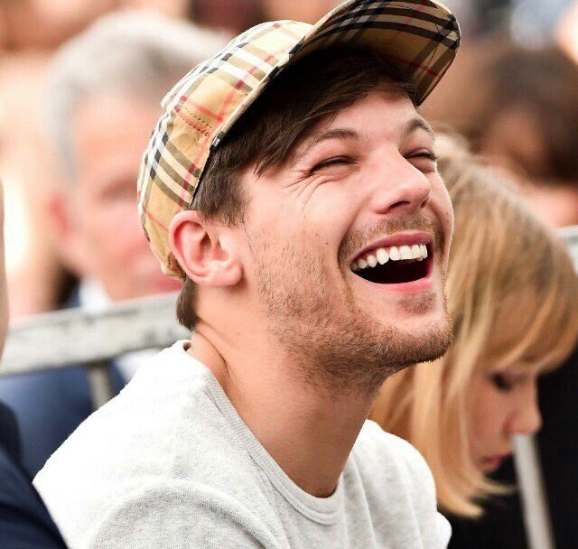 wemadeitgolden_'s tweet image. #1dmonthbegins -El wey tapa el micro con el dedo.
-Seguro que ni siquiera sabe hacer 1 videollamada.
-Si se le corta el live seguro hace trending topic con el hashtag de #FuckingAndroid
-No se le entiende 1 verga, fukin loosah, wot, wotah.