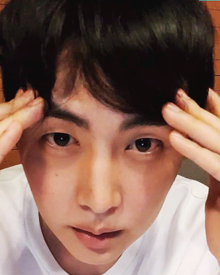 졸려워서 눈이랑 볼살이 축 처짐