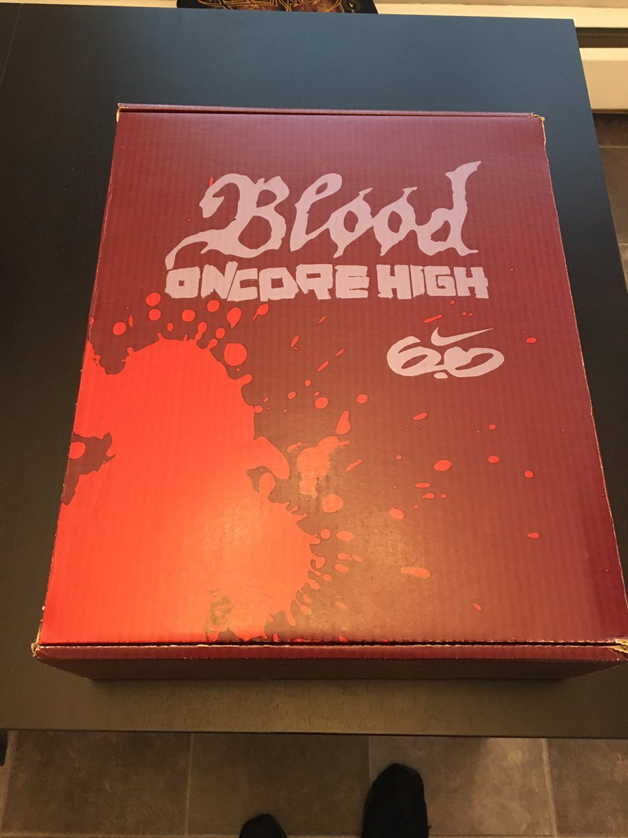 AshPearson2's tweet photo. That time Nike made 3 Inches of Blood a limited edition shoe.Super rare.I’ve got a couple pairs left I’m willing to sell. DM me if you’re interested.They also came in this cool package called “Blood Oncore High” pack, complete with its own 3 inches of Blood wine bottle and glass! https://t.co/07jcYZ723O