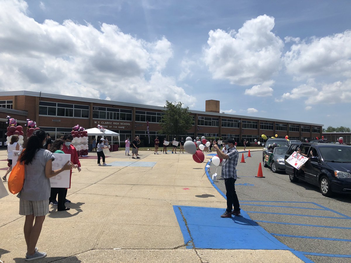 WenWanso's tweet image. 🎓 👏🏻 🎉 You did it Class of 2020! @WTClarkeMS #carparade #celebration  🎊 🎓❣️