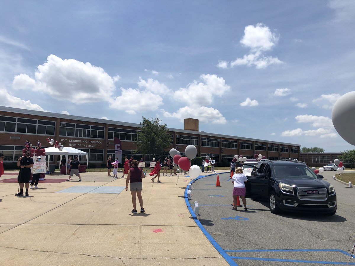 WenWanso's tweet image. 🎓 👏🏻 🎉 You did it Class of 2020! @WTClarkeMS #carparade #celebration  🎊 🎓❣️