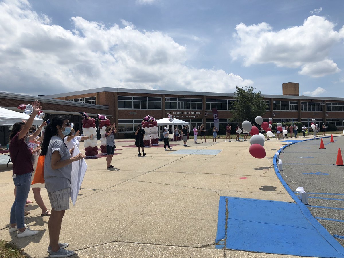 WenWanso's tweet image. 🎓 👏🏻 🎉 You did it Class of 2020! @WTClarkeMS #carparade #celebration  🎊 🎓❣️