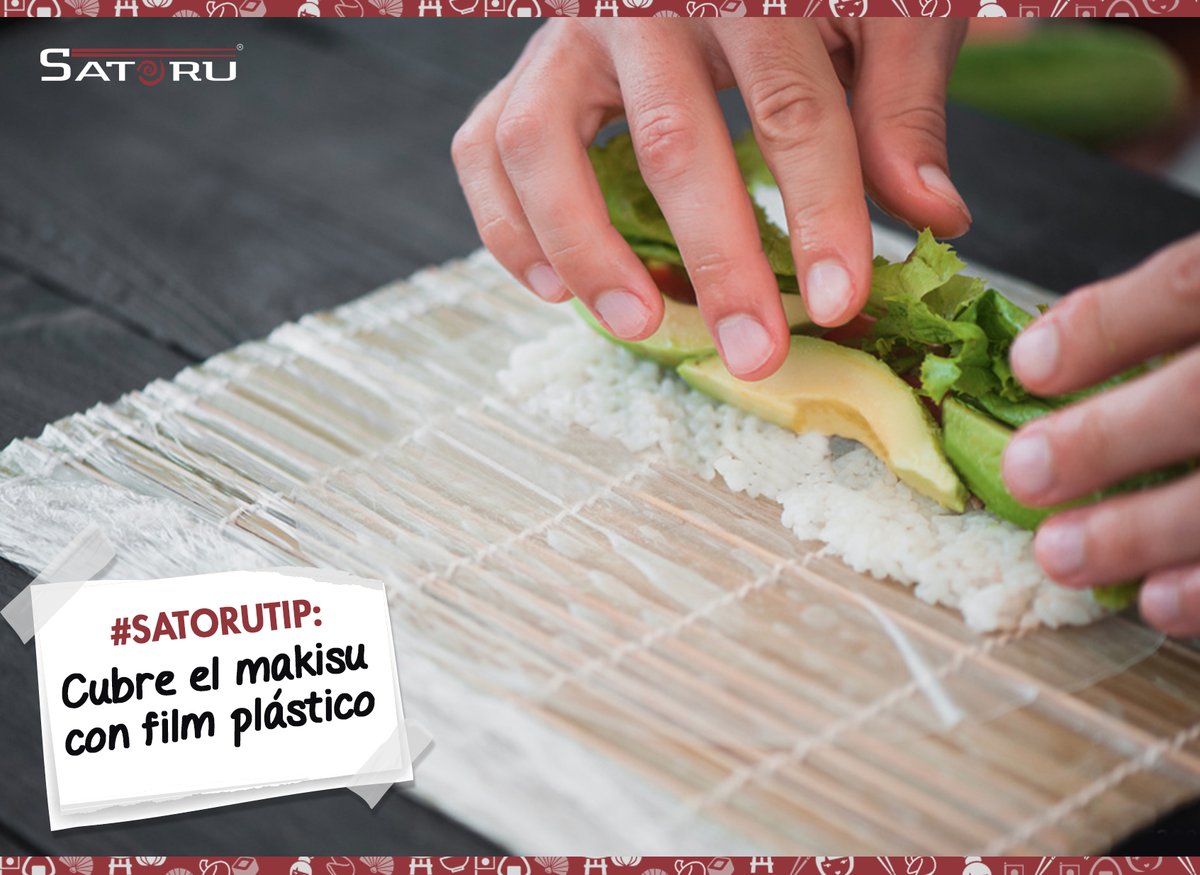 SatoruMx's tweet photo. #SatoruTip: Es bastante común que a la hora de trabajar con el «makisu» éste se cubra con film plástico, tanto para que los ingredientes no se peguen como para que luego la limpieza del tapete sea más fácil 😉 #SushiTips https://t.co/VZyp5IXvRj