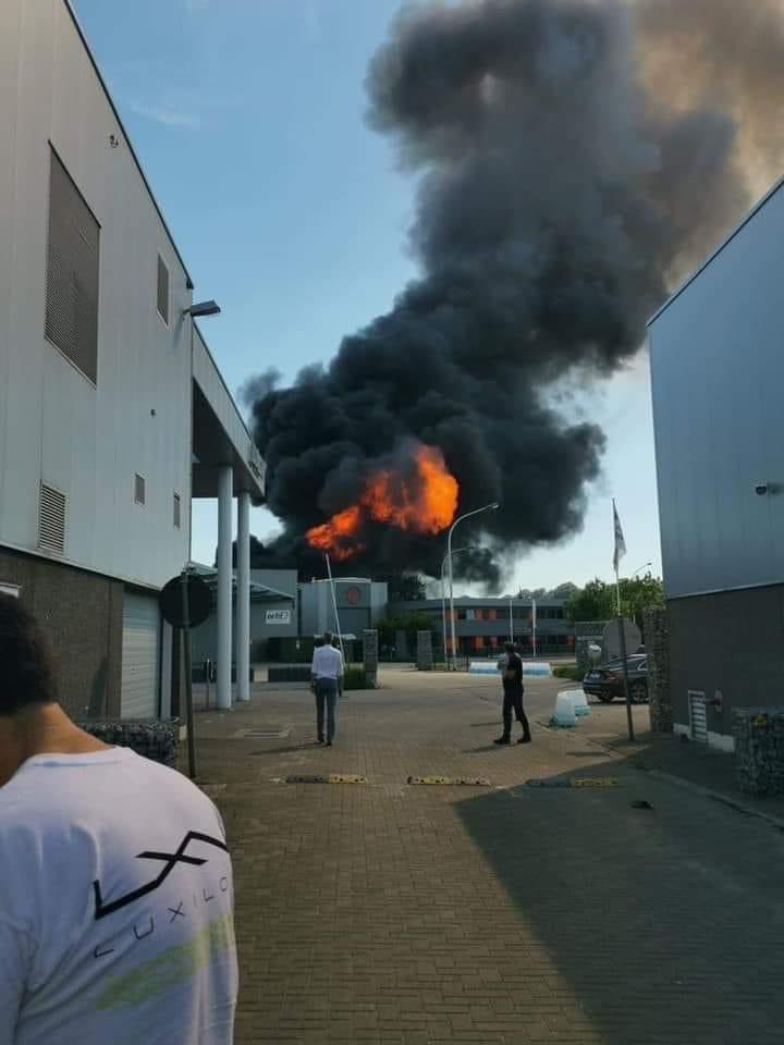 Zware industriebrand Wijnegem. Geef hulpdiensten de ruimte om ter plaatse te gaan. De rookpluim is van ver buiten Wijnegem te zien. Houd bij hinder in de omgeving ramen en deuren gesloten.