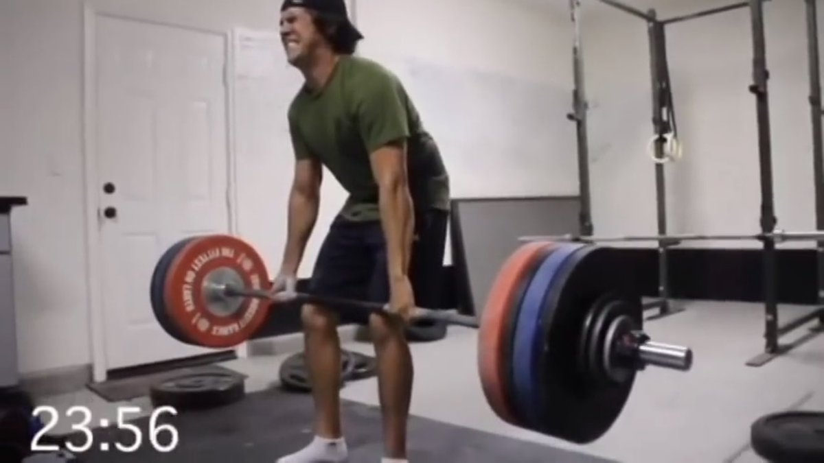 EpicBeastmode's tweet photo. Shout out to Dave Castro for being CEO of @CrossFit for less time than it takes him to pull a heavy single https://t.co/hVtoJWImG8