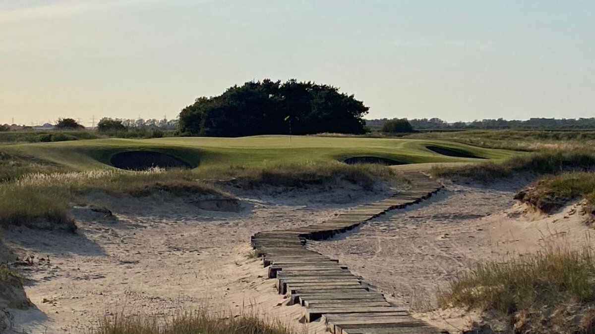 yourgolftravel's tweet photo. Look at that blue sky and gorgeous green grass contrast! And the depth of those bunkers...

Who can name this cracking links course?

Clue: 🥪 https://t.co/Er6cnz7rsS