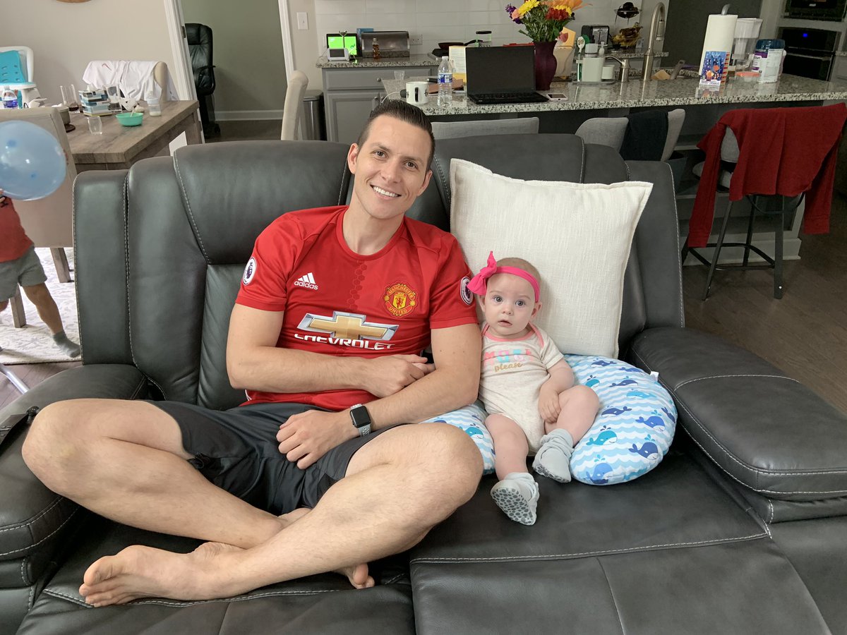 She still can’t decide which team to support hence the neutral outfit! 🥰 #MyPLMorning #GGMU #RedDevils