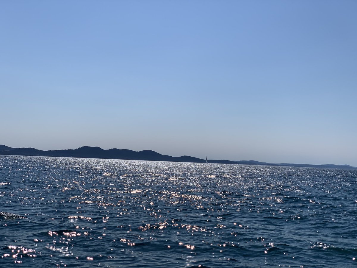 UExpotition's tweet photo. ich wollte dich beschreiben
doch da hatten
deine Wellen schon
meine Gedanken
hinter den Horizont getragen
ins erste Morgenlicht

so stehe ich hier
und schweige
umgeben vom Rauschen
und der Unendlichkeit
des Augenblicks

(c) Engelbert Schinkel
#zadar #visitcroatio #MeerLiebe https://t.co/XfZYZqnaPC