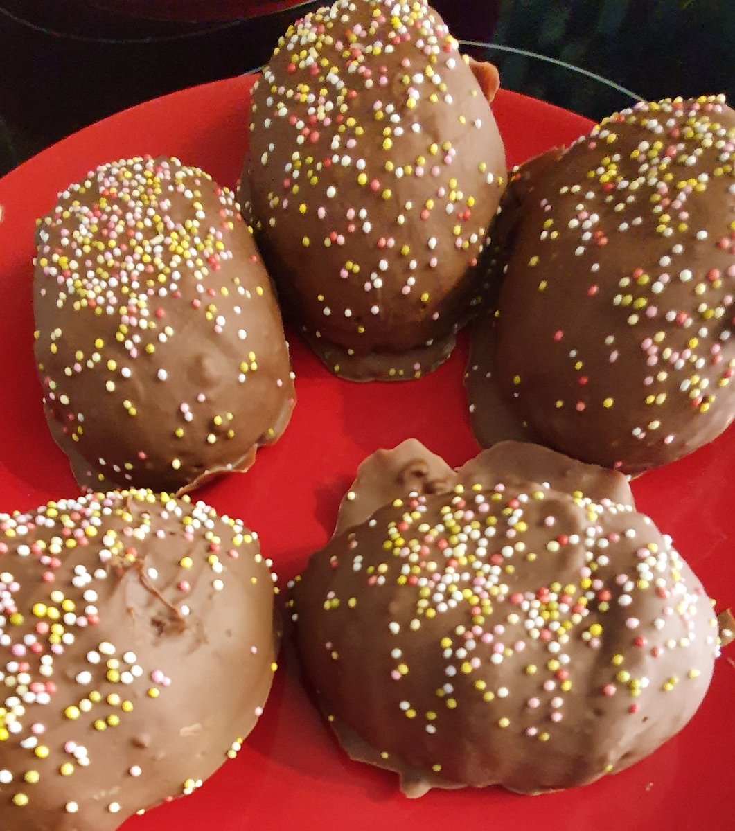serinawright83's tweet photo. Chocolate with green vanilla sponge eggs and chocolate green sponge stars and yellow icing green sponge stars #wellbeingwednesday @Kirkhill_School @ldallanson @MissSomerville @missjerussell @KirkhillNursery https://t.co/NWv8r9XSEl