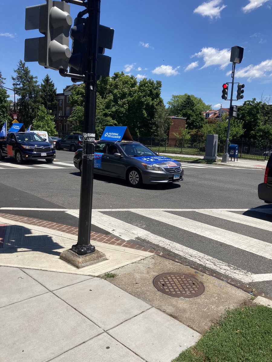 AmericasVoice's tweet photo. Spotted on 16th street! @TPS_Alliance leads caravan of 150+ vehicles through DC to demand a permanent pathway to residency for all #TPS holders. #RoadToJustice #AlwaysEssentialTPS #ResidencyNow @NDLON https://t.co/3uvF6IiaNy