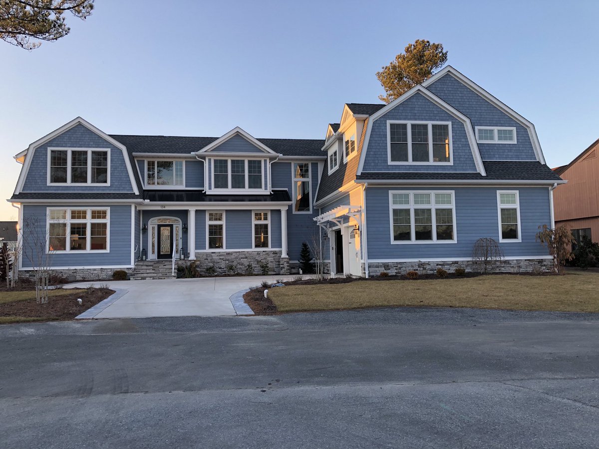 Jain_Building's tweet photo. 2 of our favorite things; Blue Skies & Blue Homes.
Great craftsmanship on this home, showing many #nucedar exterior products.
Siding: 13” Shingles & 6” Clapboard
Siding Color: Aleutian Blue
Trim: Super White Smooth Trim
#siding #shingles #clapboard #bluehome #pvctrim https://t.co/uWuVm4uN5p