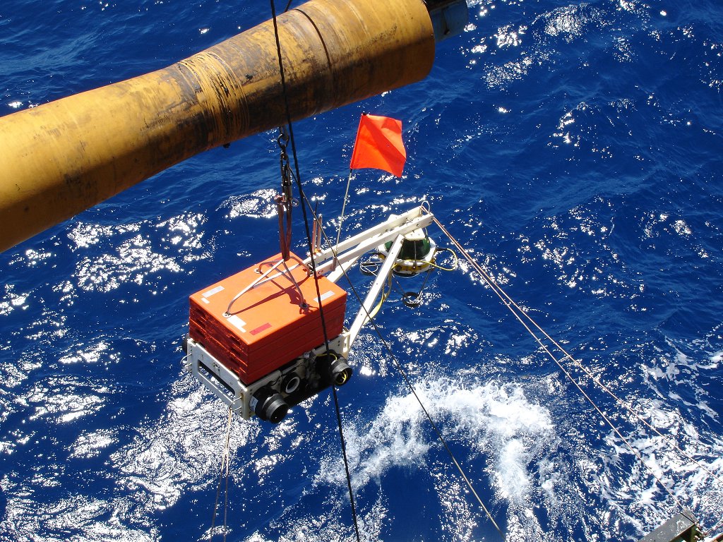  @VoiLA_NERC  #ECR  @seismic_kiwi with  @ImperialRSM and  @OceanEarthUoS used sea-floor seismometers to show that the subducting Atlantic Plate is rich in the mineral serpentine, which can carry lots of  #water [4/12] http://dx.doi.org/10.1029/2019JB019100