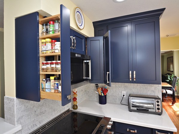 USACABINETSTORE's tweet image. No more messy spice cabinet; this pull-out rack keeps bottles organized and close at hand. #builtinstorage