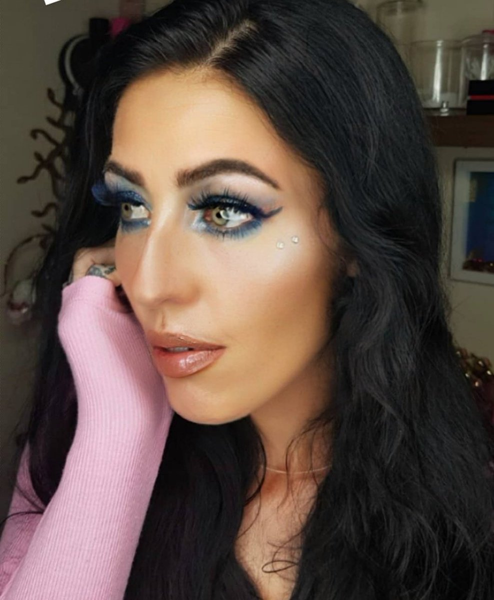 ep_preston's tweet photo. My 4 fav for @BeautyPowerUK #beautyboss @joliebeautyHQ @JeffreeStarPR @JeffreeStar
@plouiseacademy
#blueblood
#bluelashes
#faceglitter
Lighting @vanityglare_ #beautylight
#bluemakeuplook
#makeupisfun
#greeneyes
Lighting makes all the difference 💜 https://t.co/Q5ogpzhQTp