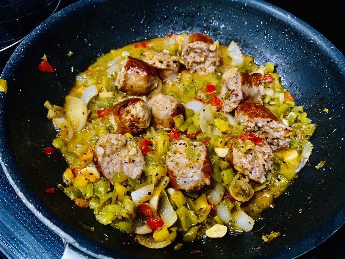 orlfoodie's tweet photo. I luv to make fresh sausage and peppers and onions from scratch. Can eat with a piece of garlic bread or make sandwiches. #IamItalian https://t.co/Cnt78VSVOU