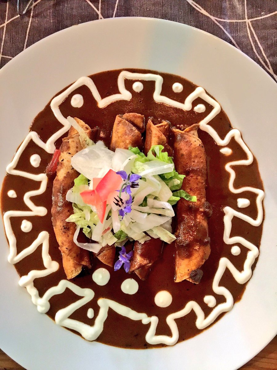 BbKfeMexico's tweet photo. Quédate en casa y pronto... #ReiniciamosJuntos. Todos nuestros platos fuertes y tlayudas incluyen: Ensalada Bbkfe, crema del día, café, postre, y agua. Estamos en @LaRomaDF. ¡Déjanos consentirte! 🍀🚴🏻♀️ 📞555219 7381. #BbKfe #BbKfeMéxico #QuedateEnCasa . https://t.co/a9PCSFOUCv