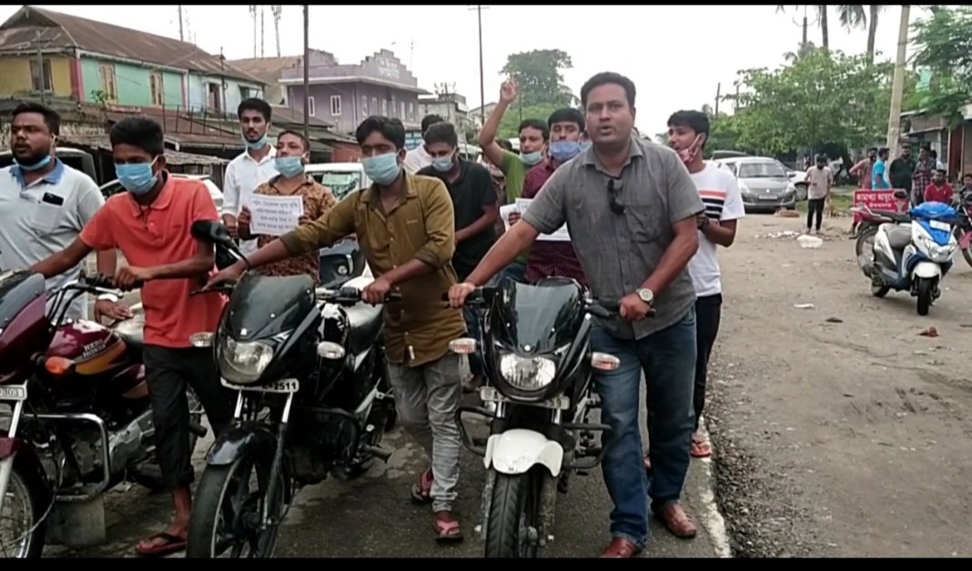 AnuwarulK's tweet photo. Protest against BJP govt for increasing Fuel price everyday. We Barpeta DYC and Barpeta Assembly Youth Congress demand to reduced petrol diesel price immediately.
#PetrolPriceHike
#BJPFailsIndia https://t.co/9UzAIEgpZK