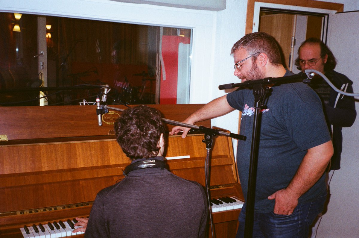 CalaVento's tweet photo. La primera canción que grabamos fue #DoDePecho. Por la tarde Aleix intentó grabar las voces y se quedó afónico. Esto nos obligó a grabar primero todas las instrumentales. En esta canción en concreto hay varias percusiones, guitarra acústica y un piano. #fiestaescuchadiscos https://t.co/1F17uZaGHi