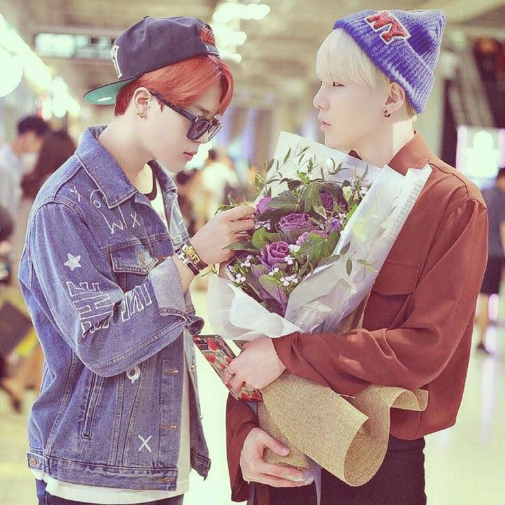 Yunho brings flowers to <a href="/DrVonfaust/">Urzuriel</a> and hopes that he likes them