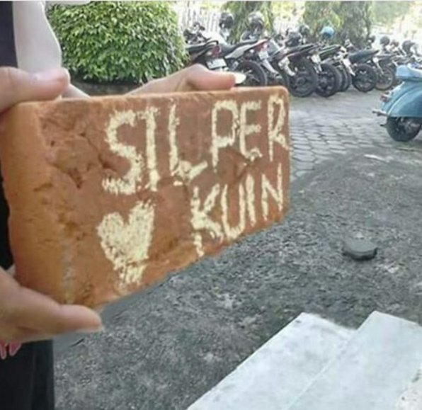 Been a month since I'm being the luckiest man on earth. Happy monthsarry, darling. Ini ada coklat buat kamu.