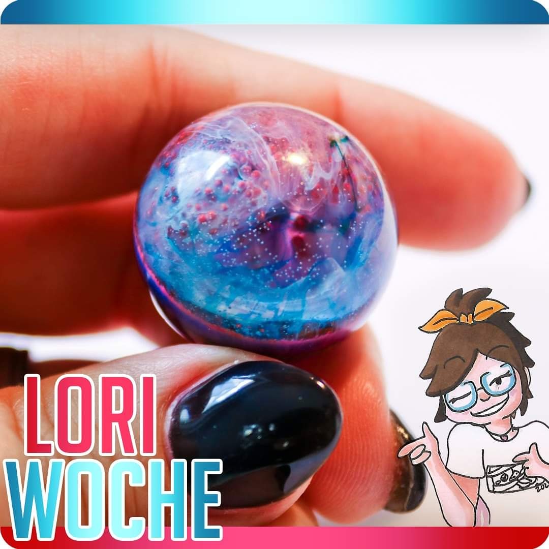 LoriConTirol's tweet photo. Am Tag 3 der LoriWoche 2020 ist Fingerfertigkeit gefragt bei unserem: 💎 Epoxid- und UV-Harz Workshop 💎

Hübsche Kristalle für Cosplay herstellen? Eigene DnD Würfel in den Lieblingsfarben machen? Das geht! 
Auf unserem YouTube Channel zeigen wir euch wie! https://t.co/iXRU26SaWN