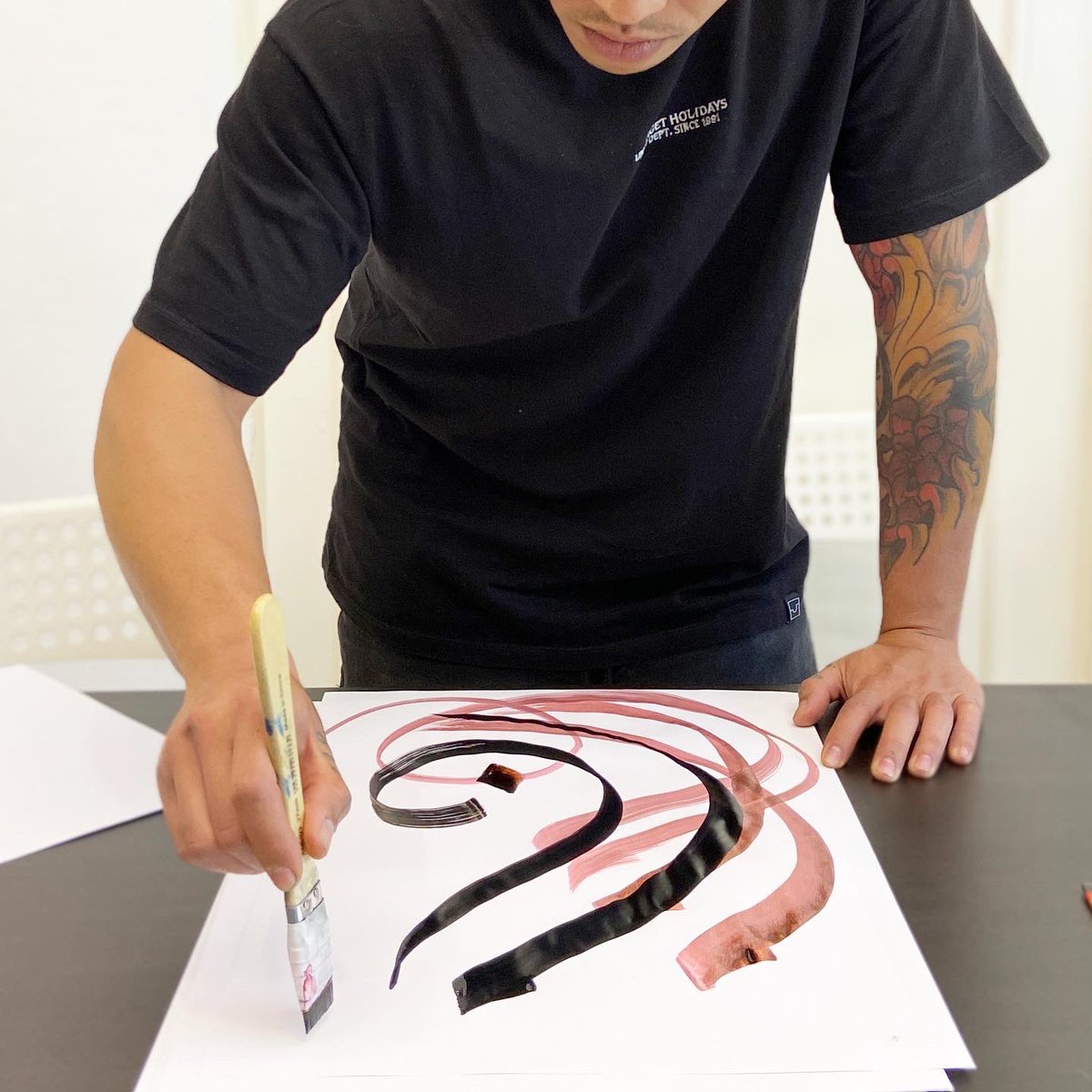 Contemporary Arabic calligraphy class with ink and paper.