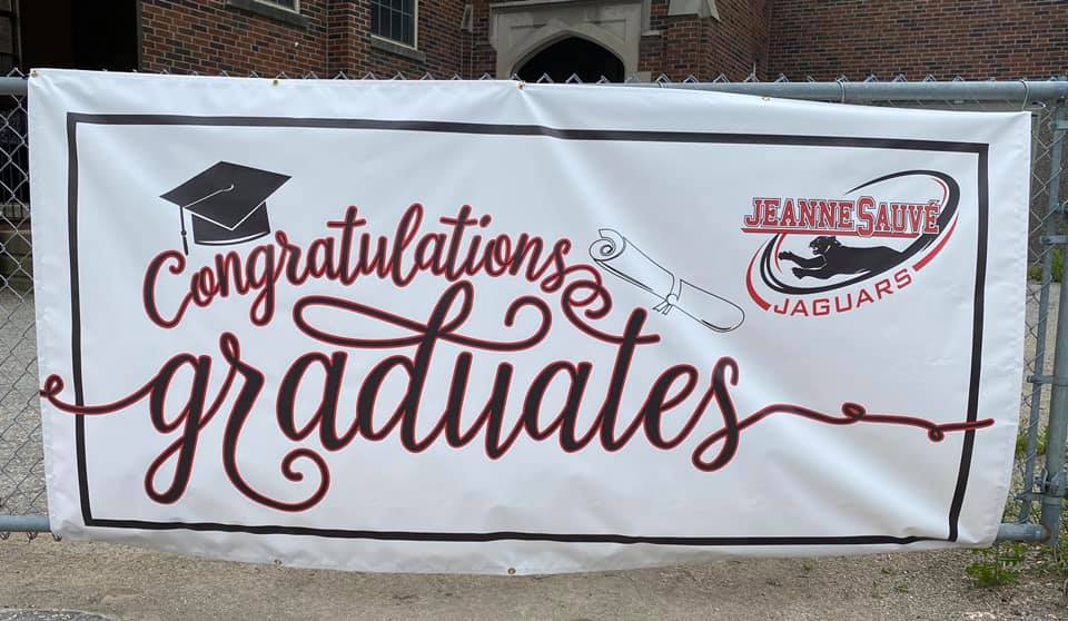 Félicitations classe de 2020 <a href="/JeanneSauveFIPS/">Jeanne Sauvé FIPS</a>!!! 🎓 #GoGold4Grads <a href="/0710_kim/">Kim Robertson</a> <a href="/frenchiephoto/">Deb Smith</a> <a href="/Purveen_Skinner/">Purveen Skinner</a> @JakeSkinnerPhDc