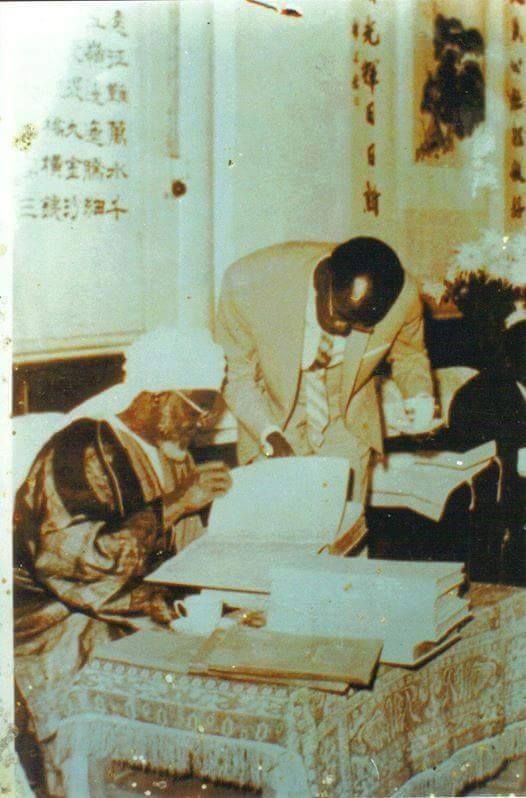 Il fut de lui son Secrétaire particulier de 1951 à l’âge de 19 ans jusqu’à son rappel à Dieu en 1975. Oustaz était en charge de la correspondance de Baye Niasse qui avait ainsi su déceler toutes les qualités chez l’homme, un intellectuel décomplexé dans toute sa fibre...