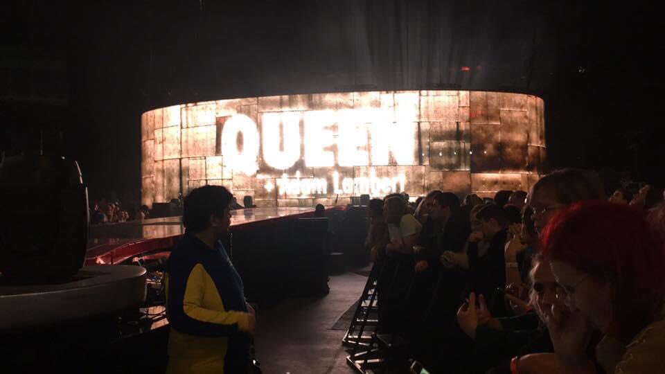 tiff_lillian's tweet photo. Watched The Show Must Go On on #Netflix wow wow wow can’t wait to see @QueenWillRock &amp; @adamlambert again breath taking everytime only 344 days to go😂😍😍 so worth queuing 9 1/2 hours to get to the barrier and in Bri’s selfie!😂
@OfficialRMT @DrBrianMay #QAL https://t.co/TnfTlhlJfy
