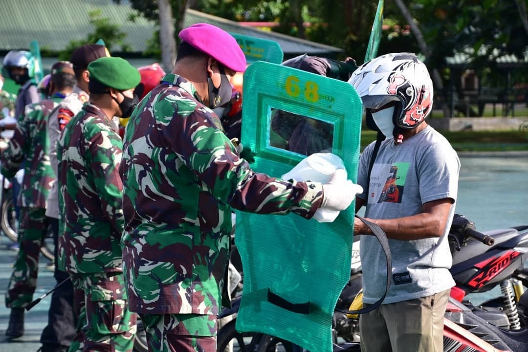 Puspen_TNI's tweet photo. DANPASMAR 3 TURUT SERTA SERAHKAN ALAT PELINDUNG KEPADA TUKANG OJEK KOTA SORONG
.
Alat pelindung diri ini menjadi milik pribadi para tukang ojek untuk digunakan😎💂 #Marinir #TNIPeduli #WeLovePapua #Pasmar3 #BersatuLawanCovid19 https://t.co/71j0b6nfCr